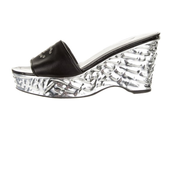 Chanel 2009 interlocking logo slides - Picture 3 of 5